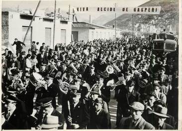 PHOTO ORIGINALE / ITALIE " La Foule de Cassino et la fanfare"