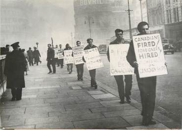 PHOTO ORIGINALE / ANGLETERRE "Marins canadiens manifestant devant la maison canadienne de Londres"