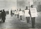 Photograp Hy PHOTO ORIGINALE / ANGLETERRE "Marins canadiens manifestant devant la maison canadienne de Londres"