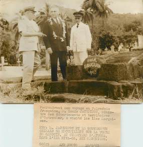 PHOTO ORIGINALE / ILES MARQUISES "La Tombe de Gauguin au cimetière d'Atuona, 1963" + carte de visite Ministre de l'Outre mer