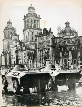 PHOTO ORIGINALE / MEXIQUE "Mexico, 1968, émeutes entre étudiants et policiers"