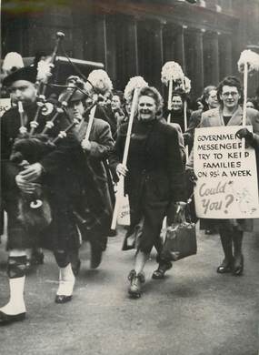 PHOTO ORIGINALE / ANGLETERRE "Défilé dans les rues de Londres des femmes de ménage anglaises"