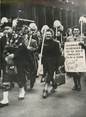 Photograp Hy PHOTO ORIGINALE / ANGLETERRE "Défilé dans les rues de Londres des femmes de ménage anglaises"