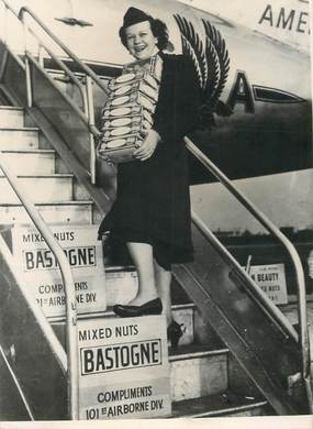 PHOTO ORIGINALE / BELGIQUE "Jeté de noix sur Bastogne"