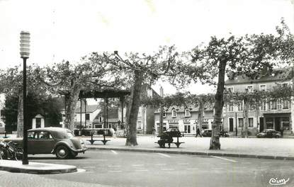 CPSM FRANCE 18 "St Amand Montrond, La place carrée".