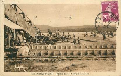 CPA FRANCE 83 " Les Salins d'Hyères, Récolte du sel à l'échelle".