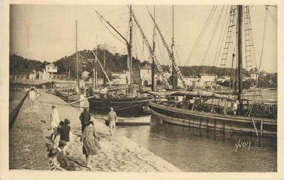 CPA FRANCE 83 " Porquerolles, Le port et la jetée".