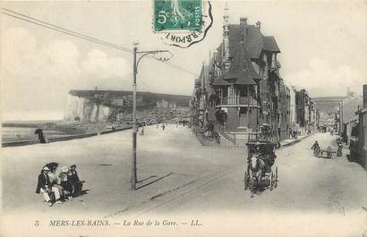 CPA FRANCE 80 "Mers les Bains, La rue de la gare".