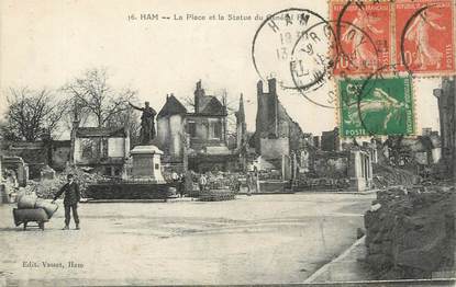 CPA FRANCE 80 " Ham, La place et la statue".