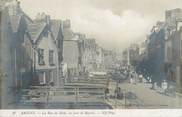 80 Somme CPA FRANCE 80 "Amiens, La rue du Dom un jour de marché".