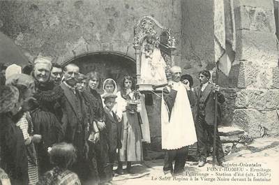 CPA FRANCE 66 "Font Romeu, Le Salve Régina à la Vierge Noire devant la fontaine".