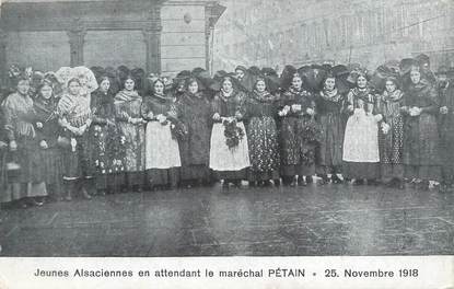 CPA FRANCE 67 "Strasbourg, Jeunes Alsaciennes en attendant le Maréchal Pétain"./ FOLKLORE