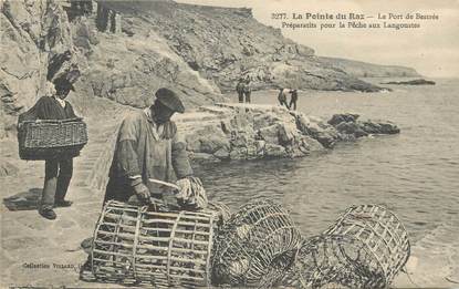 CPA FRANCE 29 "La Pointe du Raz, Le port de Bestrée préparatif s pour la pêche aux langoustes".