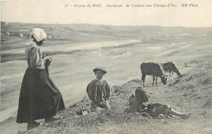CPA FRANCE 29 "La Pointe du Raz, Gardeuse de vaches aux étangs d'Ys". / FOLKLORE