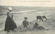 29 Finistere CPA FRANCE 29 "La Pointe du Raz, Gardeuse de vaches aux étangs d'Ys". / FOLKLORE