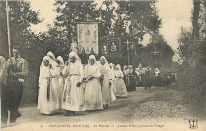 CPA FRANCE 29 "Plougastel Daoulas, La procession de jeunes filles portant la vierge". / FOLKLORE