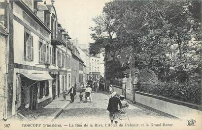 CPA FRANCE 29 "Roscoff, La rue de la Rive, L'Hôtel du Palmier et le Grand Bazar".