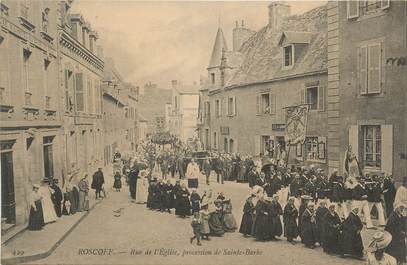 CPA FRANCE 29 "Roscoff, Rue de l'église , procession de Ste Barbe" . / FOLKLORE