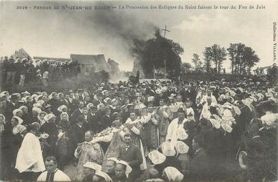 CPA FRANCE 29 "St Jean du Doigt, La procession des reliques du St faisant le tour du feu de joie"/ FOLKLORE