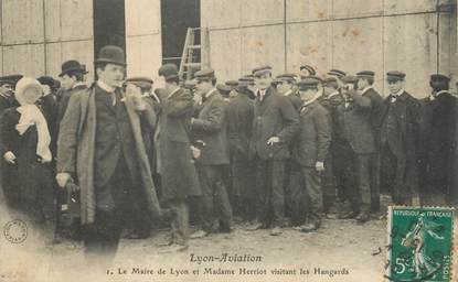 CPA FRANCE 69 "Lyon, Le Maire de Lyon et Madame Herriot visitant les hangards"./ AVIATION