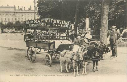 CPA FRANCE 69 "Lyon, Place Bellecour , la voiture aux chèvres"./ ATTELAGE DE CHEVRES