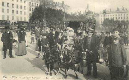 CPA FRANCE 69 "Lyon, Place Bellecour, La voiture aux chèvres"./ ATTELAGE DE CHEVRES