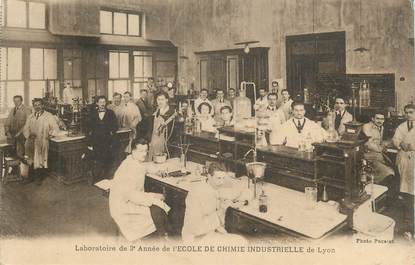 CPA FRANCE 69 "Lyon, Laboratoire de 3ème année de l'Ecole de Chimie Industrielle".