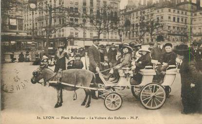 CPA FRANCE 69 "Lyon, Place Bellecour la voiture des enfants"./ ANE