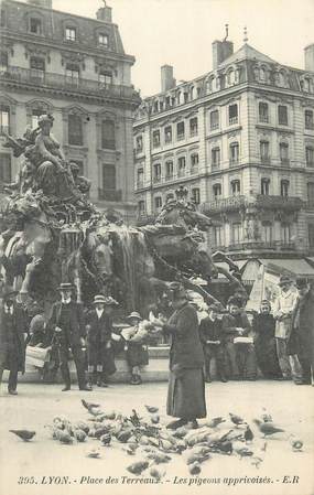 CPA FRANCE 69 "Lyon, Place des Terreaux les pigeons ".