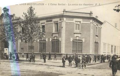 CPA FRANCE 69 "Lyon, Montplaisir, L'Usine Berliet la sortie des ouvriers". /QUARTIER DE LYON