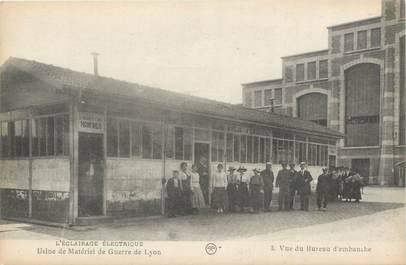 CPA FRANCE 69 "Lyon, L'éclairage électrique, Usine de matériel de guerre, Vue du bureeau d'embauche".