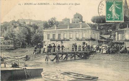 CPA  FRANCE 33 "Bourg sur Gironde, le débardeur et les Quais"