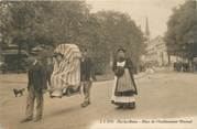 73 Savoie CPA FRANCE 73 "Aix les Bains, Place de l'établissement thermal". / LA CHAISE A PORTEURS