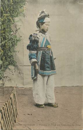 CPA INDOCHINE "Yunnam, Femme Pou La en Costume de Fête"