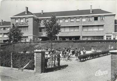 CPSM FRANCE 76 "Le Trait, Groupe scolaire Guy de Maupassant".