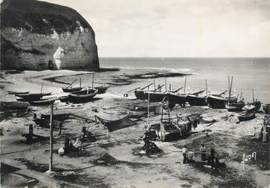 CPSM FRANCE 76 " Yport, Falaiise d'avval et flotille de pêche au repos".