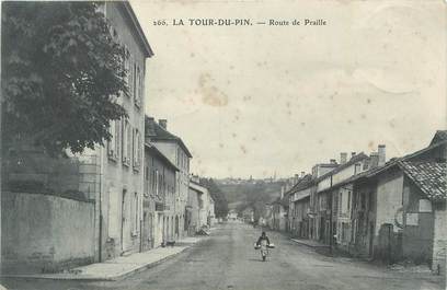CPA FRANCE 38 "La Tour du Pin, Route de Praille".