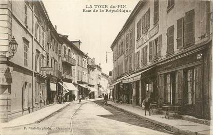 CPA FRANCE 38 "La Tour du Pin, Rue de la République".