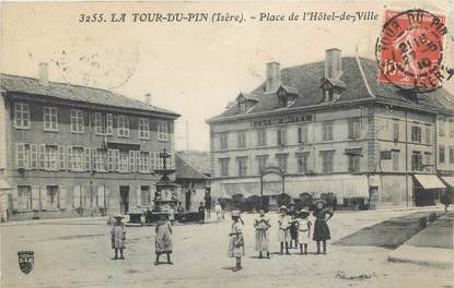 CPA FRANCE 38 "La Tour du Pin, Place de l'Hôtel de Ville".