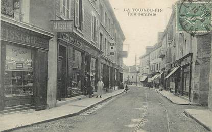 CPA FRANCE 38 "La Tour du Pin, Rue centrale".