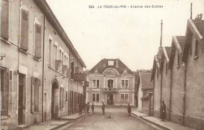 CPA FRANCE 38 "La Tour du Pin, Avenue des écoles".