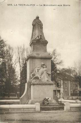 CPA FRANCE 38 "La Tour du Pin, Monument aux morts".