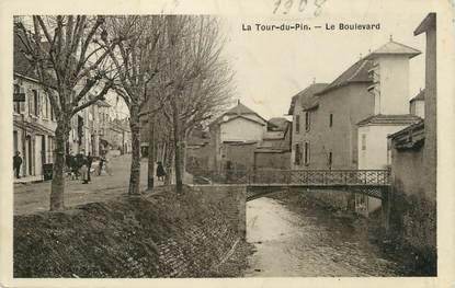 CPA FRANCE 38 "La Tour du Pin, Le boulevard".