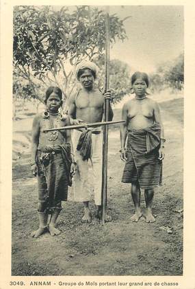 CPA VIETNAM "Annam, groupe de Moïs portant leur grand arc de chasse"