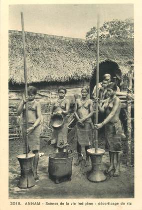 CPA VIETNAM "Annam, scènes de la vie indigène, décorticage du riz"