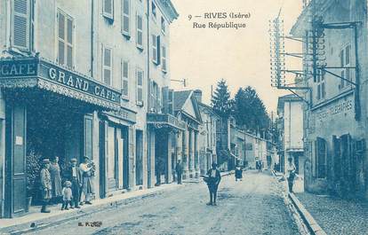 CPA FRANCE 38 " Rives, Rue de la République".