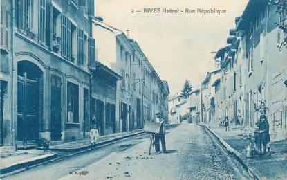 CPA FRANCE 38 " Rives, Rue de la République".