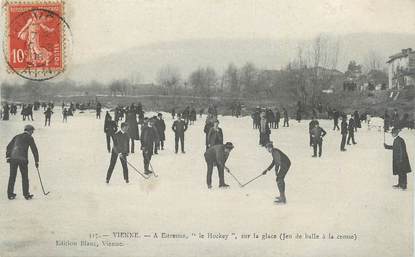 CPA FRANCE 74 " Chamonix, Scène de patinage".