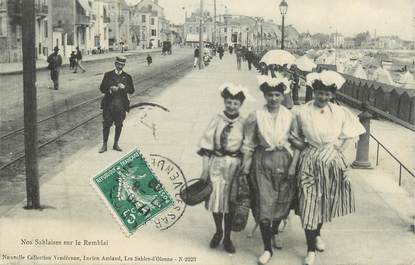 CPA FRANCE 85 " Les Sables d'Olonne, Sablaises sur le remblai". / FOLKLORE