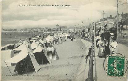 CPA FRANCE 85 " Les Sables d'Olonne, La plage et le remblai".